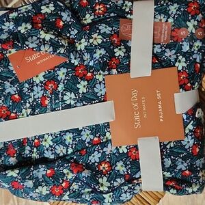 NWT 2 pc pajama set. Floral green and red